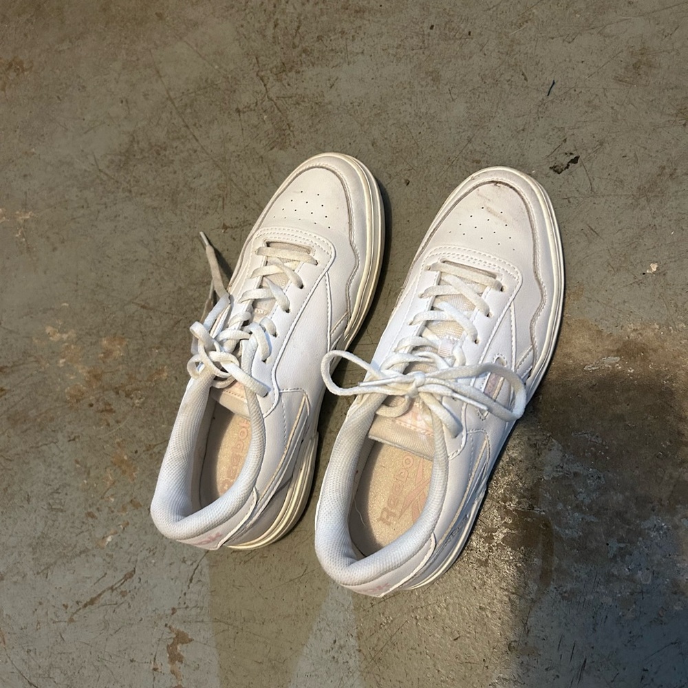 Reebok size 6.5. Only worn a few times. Super comfy just don’t wear them.